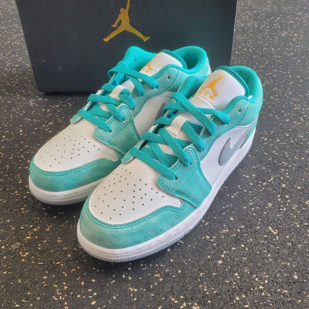 Nike Air Jordan 1 Low GS New Emerald Size 6.5Y/8W DO8244-301 - Picture 2 of 8